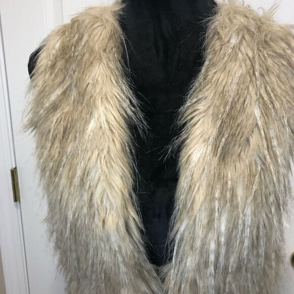 Sebby Collection faux fur vest size medium - Picture 2 of 8